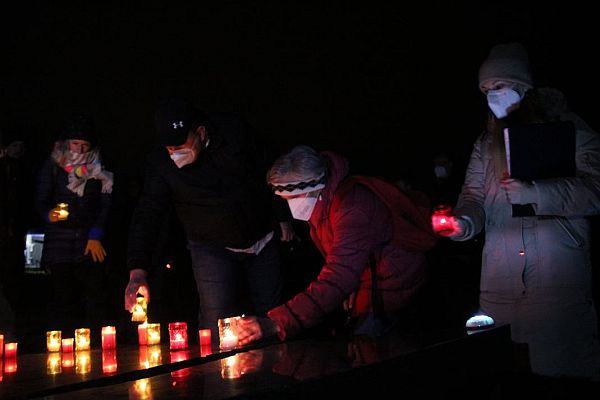 Foto: Účastníci pietnej spomienky si obete uctili položením sviečok na pamätník, kde sú zaznamenané mená tých, ktorí na úteku za slobodou stratili vlastný život